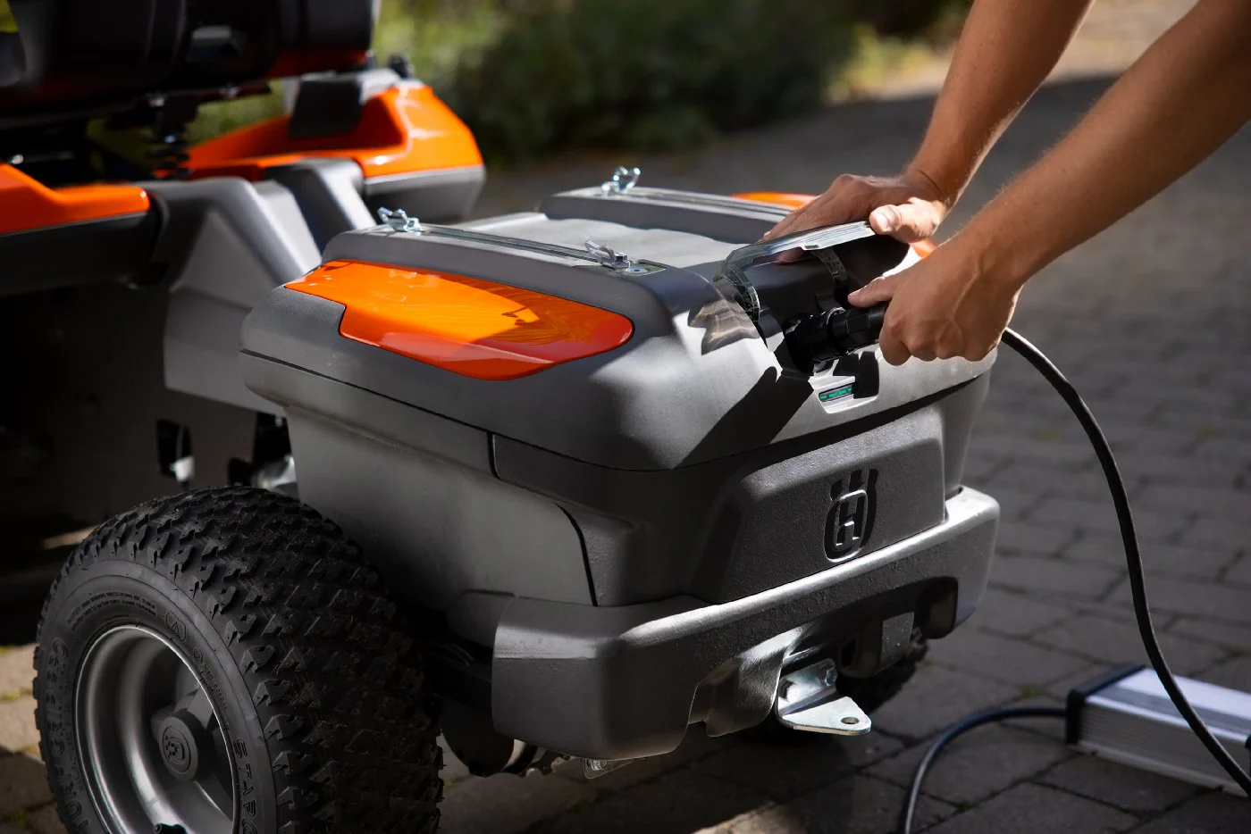 Husqvarna Akku-Frontmäher R 200iX AWD Dualbatterie - Grundgerät ohne Mähwerk – Bild 12